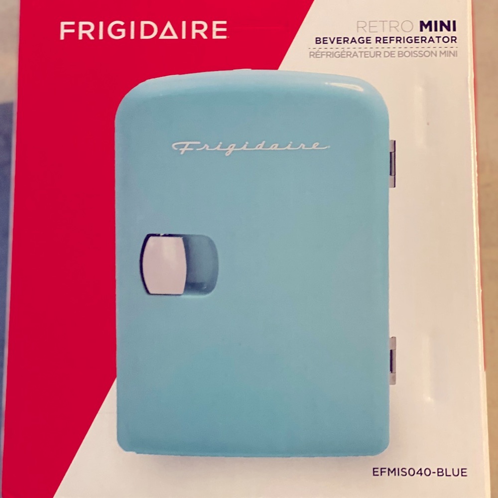 Mini Fridge 🧊— Frigidaire - Picture 8 of 8